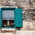 休日と平日で万端する割合を変える　ある家の窓の画像
