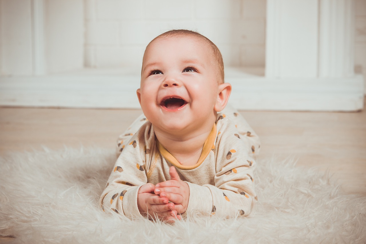 赤ちゃん便利授乳グッズ　赤ちゃんが笑う画像